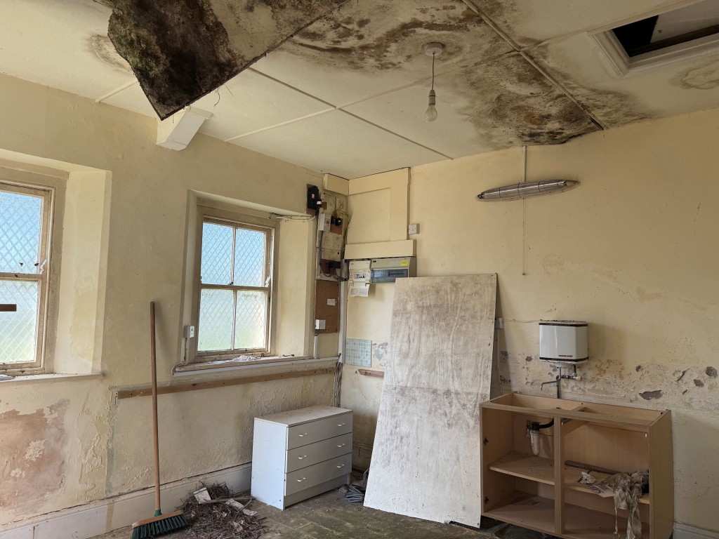 Lot: 133 - FORMER METHODIST CHURCH WITH PLANNING FOR RESIDENTIAL DEVELOPMENT - Kitchen area and side lobby